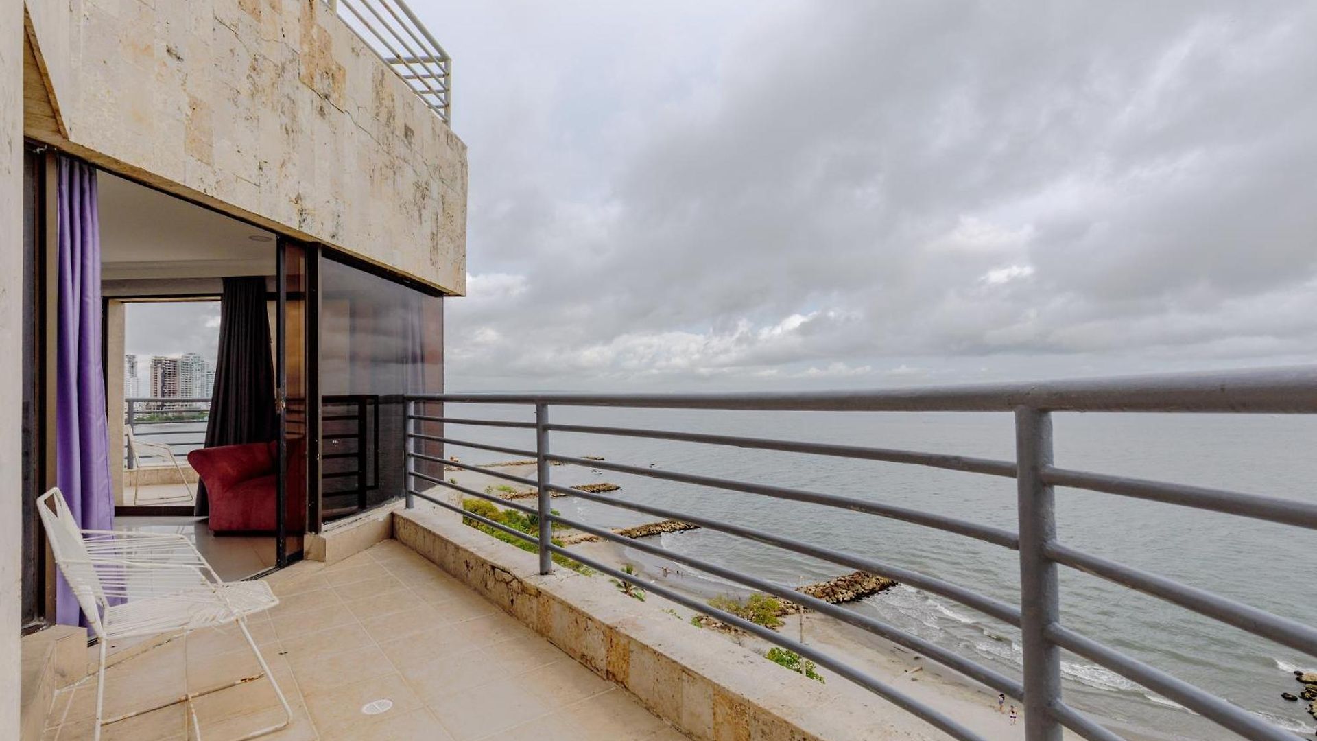 Oceanfront Sky Penthouse *